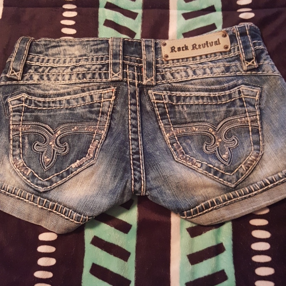 SOLD Rock revival shorts sz 25